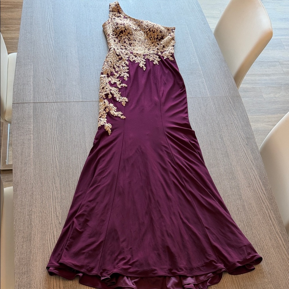 Xscape Elegant One-Shoulder Burgundy Evening Gown with Gold Appliqué Size 2
